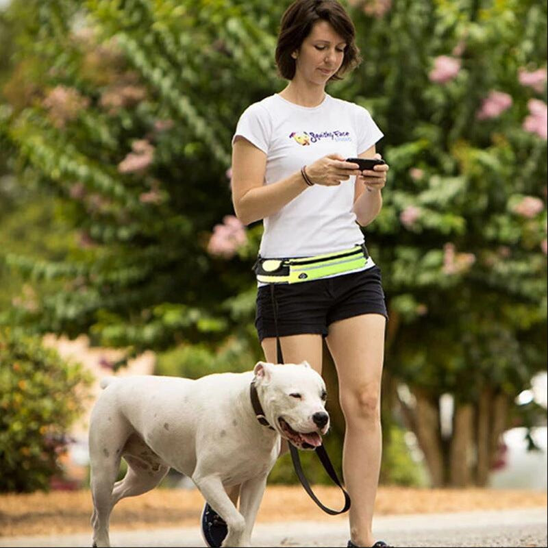 Mujer paseando perro con CorreCan